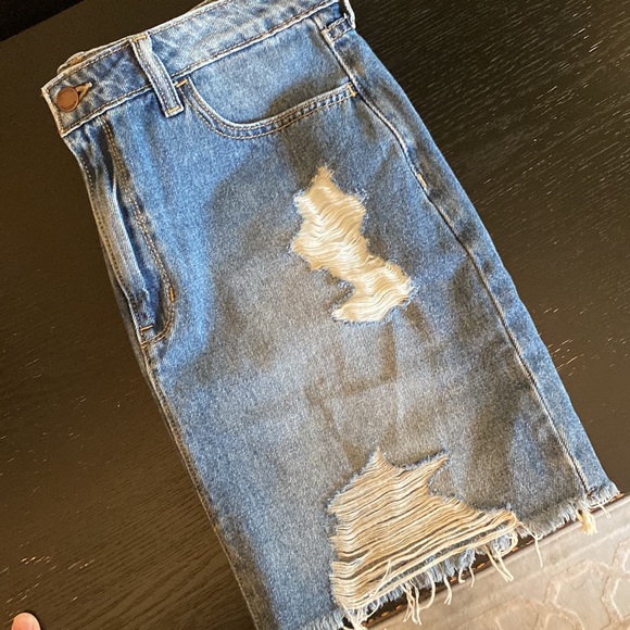 NWT Hollister Ultra High-Rise Distressed Jean Skirt Sz 11 Waist 30 - Picture 4 of 4